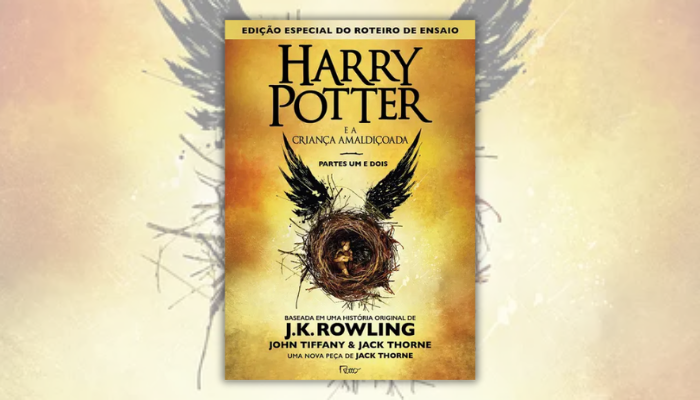 Harry Potter e a Criança Amaldiçoada explora o legado do famoso bruxo através dos desafios de seu filho Alvo e suas viagens temporais cheias de consequências. Harry Potter e a Criança Amaldiçoada explora o legado do famoso bruxo através dos desafios de seu filho Alvo e suas viagens temporais cheias de consequências.